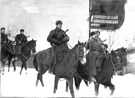 文件:1st Guards Cavalry Corps marching with banner.jpg