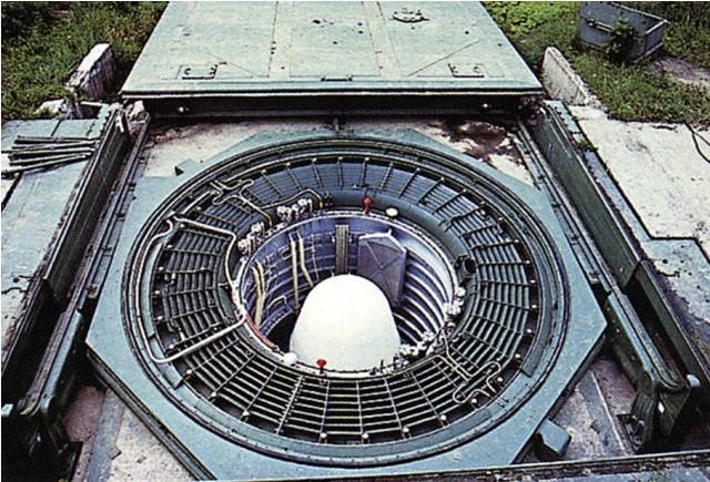 文件:Ракета УР-100 в шахтной пусковой установке с открытым ТПК.jpg