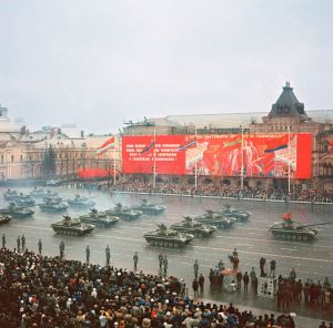 Column of tank in 1985 Moscow October Parade.jpg
