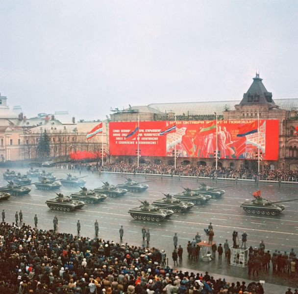 文件:Column of tank in 1985 Moscow October Parade.jpg