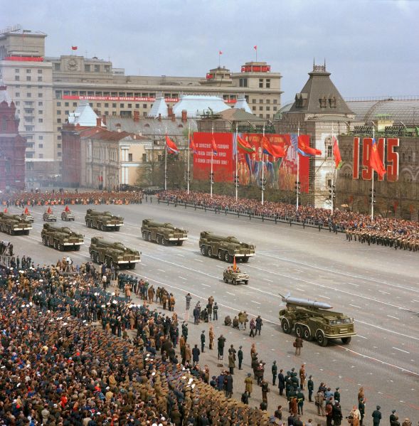 文件:Column of 9K52 and 9K72 in 1985 Moscow Victory Parade.jpg