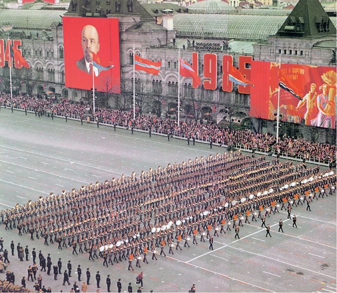 文件:Military bands in end of 1985 Moscow Victory Parade.jpg
