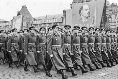 Soviet Army officer-scholars of Soviet military academies marching through Red Square in the 1963 Moscow October Revolution Day Parade.png