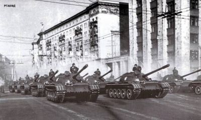 阅兵式上的Т-54
