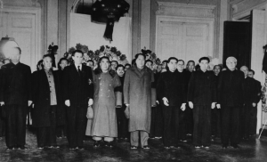 1953年3月9日，中国共产党代表团在苏联驻北京大使馆灵堂举行第三次悼念仪式。 帕纽什金，第五毛泽东，第六周恩来。 照片来自作者档案，首次公开.png